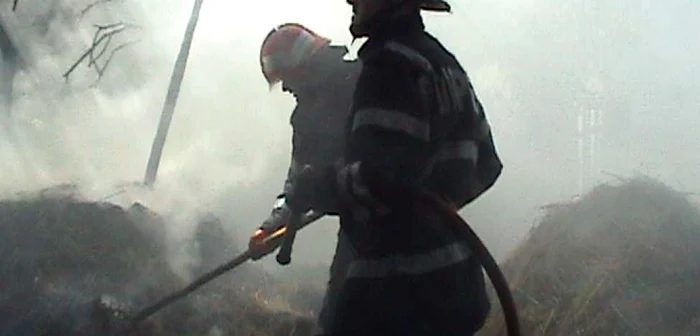 Pentru stingerea incendiului au intervenit trei echipaje de pompieri