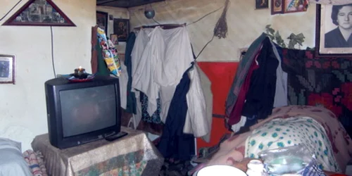 Camera în care poliţiştii spun că a luat foc Elena Ţintilă, cu portretul ei pe perete