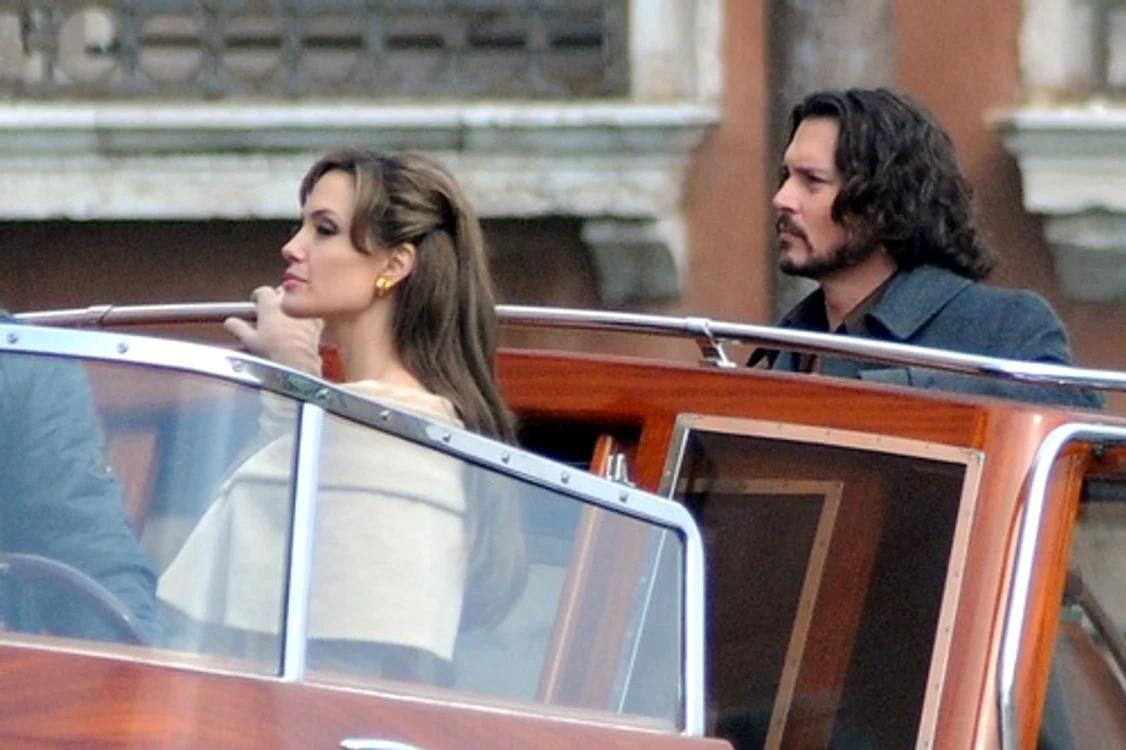 
    Angelina Jolie şi Johnny Depp, pe platourile de filmare de la "The Tourist"  