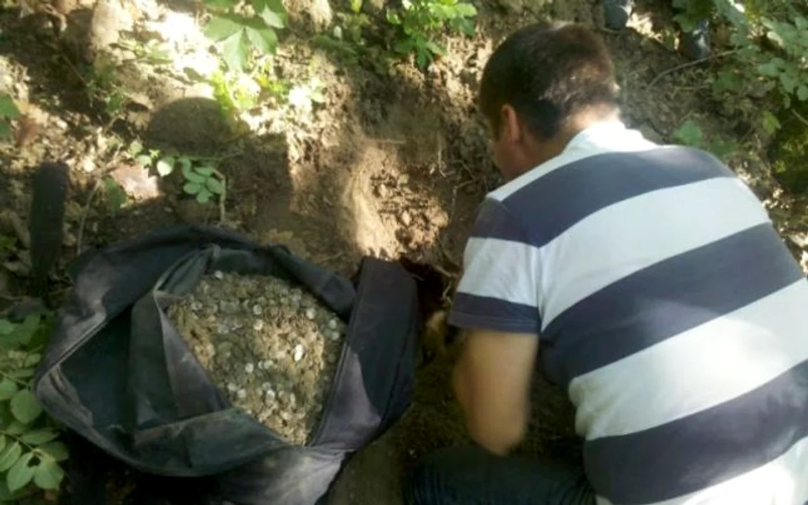 Tezaurul monedelor otomane din Budeşti - comoara găsită de Iulian Enache din Goleşti - Vâlcea Foto Harta Comorii - credit detecţiemetal com