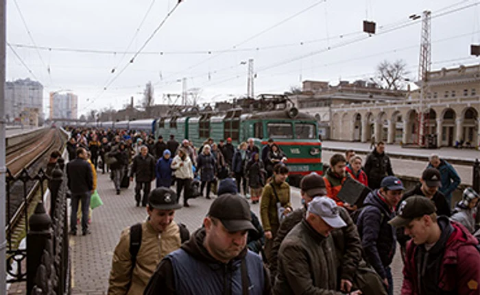 Numeroşi ucraineni fug din zonele în care e aşteptată o ofensivă puternică. Foto: Profimedia