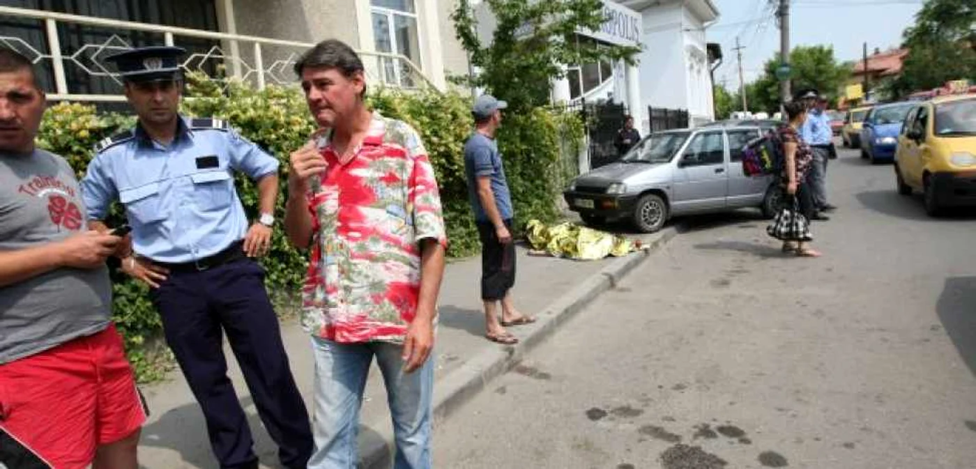Craiovenii care au trecut prin zonă s-au declarat revoltaţi de situaţie. Foto:Laurenţiu Nica