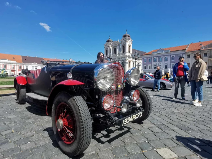 Bentleyul decapotabil în Piața Unirii din Timișoara FOTO Ștefan Both