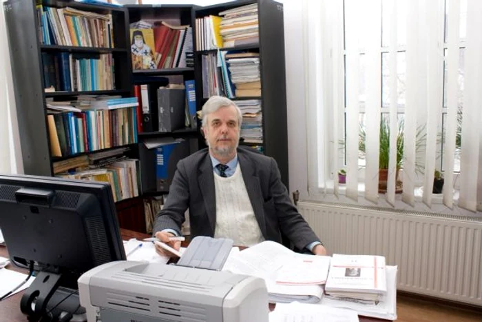 Profesorul Constantin Ghiţă a publicat de-a lungul timpului 15 cărţi, peste 70 de lucrări ştiinţifice, peste 87 de rapoarte ştiinţifice la manifestări naţionale şi internaţionale.