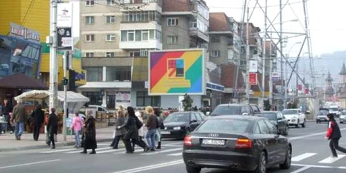 Pietonii sunt zoriți să traverseze strada la semaforul cu apelare automată