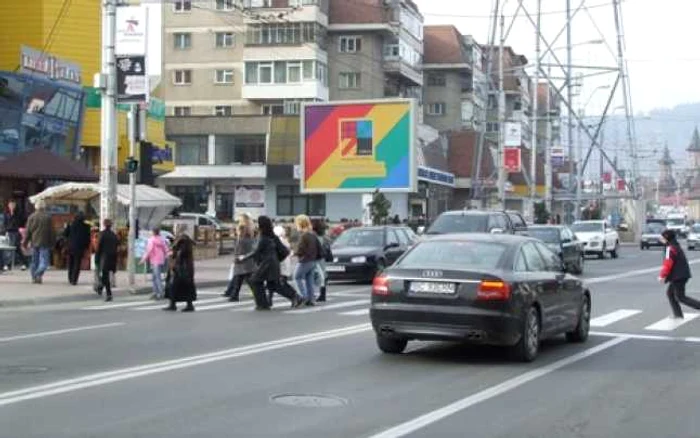 Pietonii sunt zoriți să traverseze strada la semaforul cu apelare automată