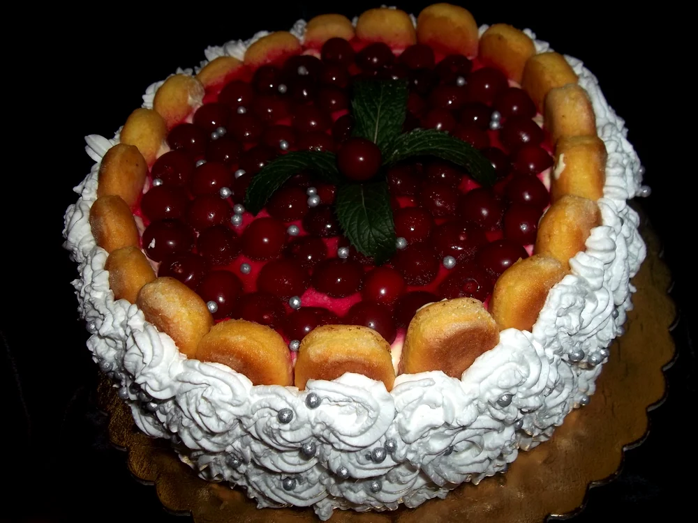 Tort cu pişcoturi şi frişcă