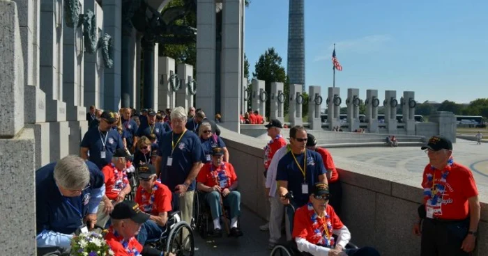 Veteranii au trecut pe lângă bariere. FOTO „The Washington Post”