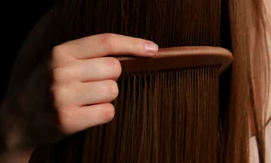 Cum pot stimula circulația la nivelul scalpului ca să nu îmi mai cadă părul jpg