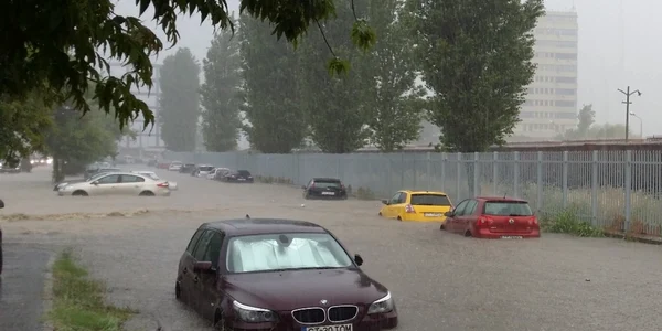 Potop la Constanţa unde a plouat torenţial acoperind maşinile si inundând străzi şi bulevarde Foto Eugen Tănăsescu
