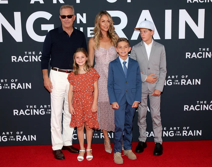Kevin Costner și Christine Baumgartner, pe când pozau în familie fericită