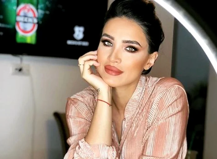 Adelina Pestrițu a fost luată la rost de admiratorii ei după ce a publicat o poză cu două pahare de șampanie, vedeta alăptândFoto Instagram