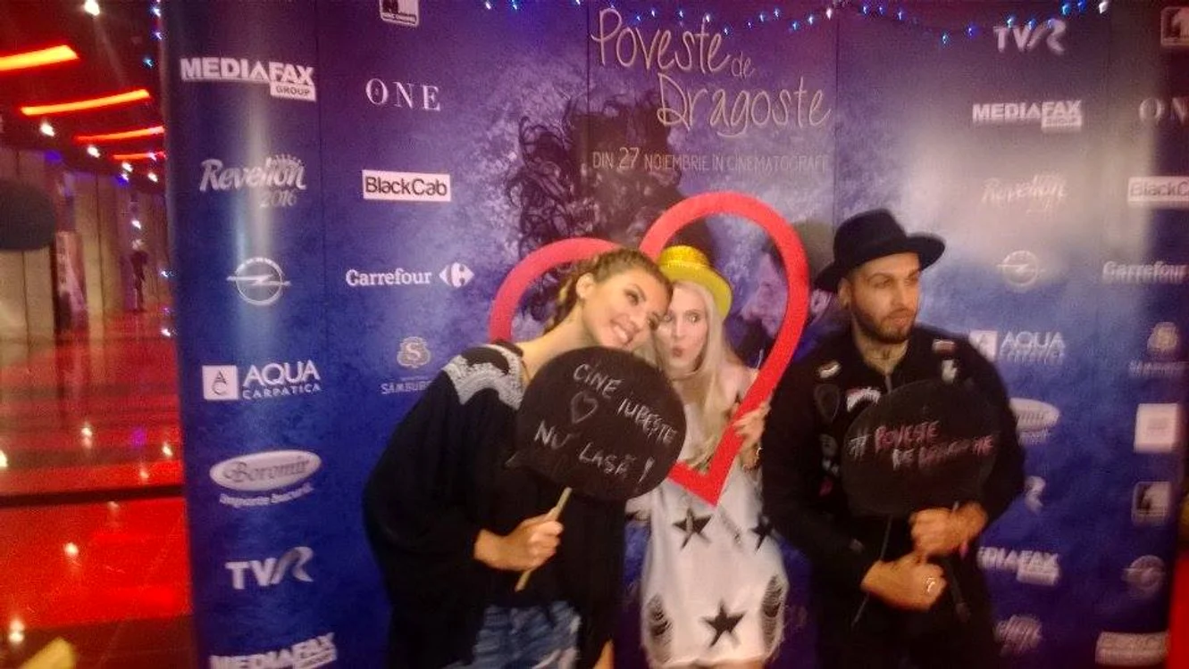 
    Alex Velea (31 de ani) și Antonia (26 de ani) s-au pozat alături de Cristina Iacob la lansarea filmului „Poveste de dragoste”foto: Gheorghe Chelu  