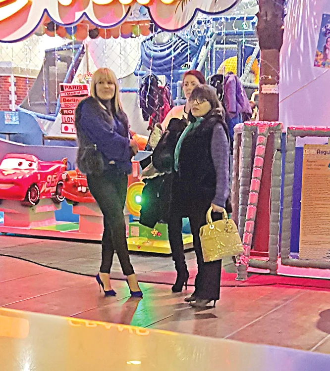 Blonda nu renunţă la  pantofii cu toc nici în mall 