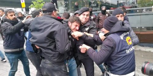 persoane arestate in piata Taksim Istanbu foto X jpeg
