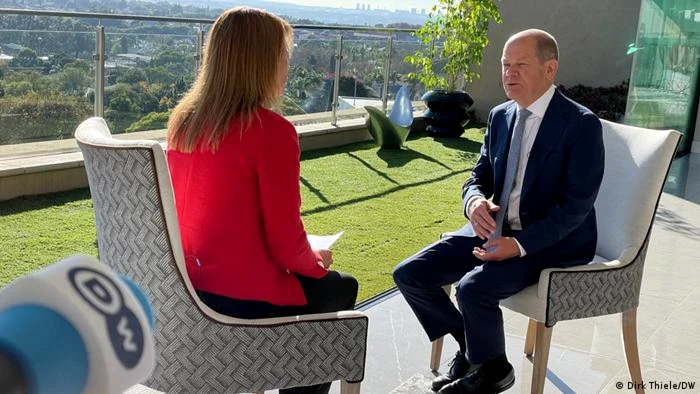 Cancelarul Olaf Scholz, intervievat la Johannesburg de şefa redacţiei politice a DW, Michaela Küfner