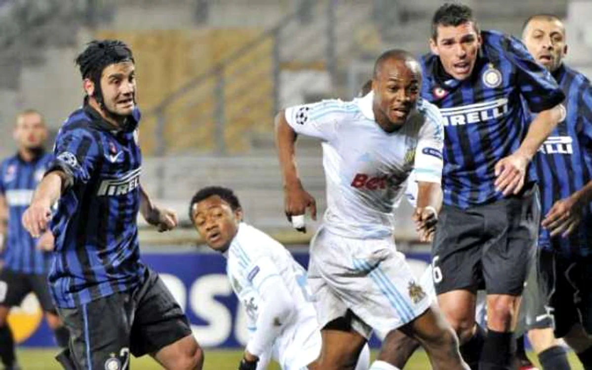 Cristi Chivu (stânga) l-a scăpat din marcaj pe Ayew (centru), iar acesta a înscris