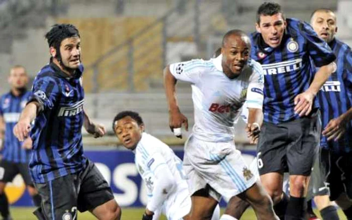 Cristi Chivu (stânga) l-a scăpat din marcaj pe Ayew (centru), iar acesta a înscris   