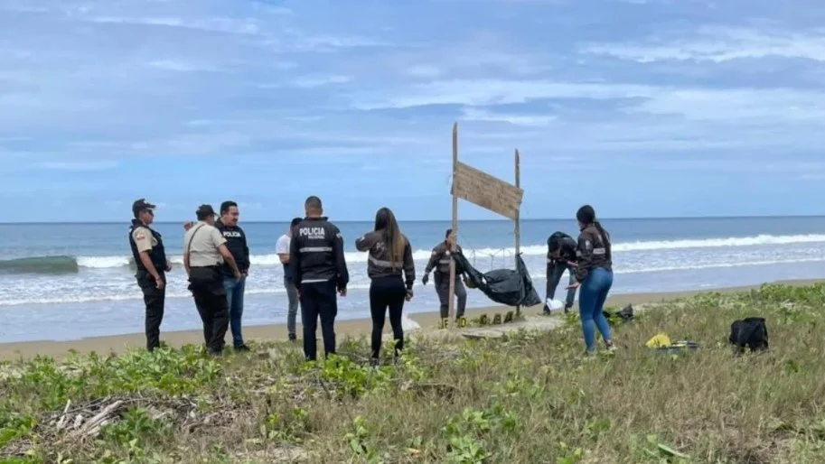 Înspăimântător. Cinci capete umane expuse agățate, însoțite de un mesaj de avertizare, descoperite pe o plajă din Ecuador