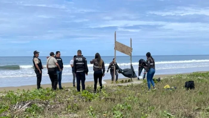 Înspăimântător. Cinci capete umane expuse agățate, însoțite de un mesaj de avertizare, descoperite pe o plajă din Ecuador