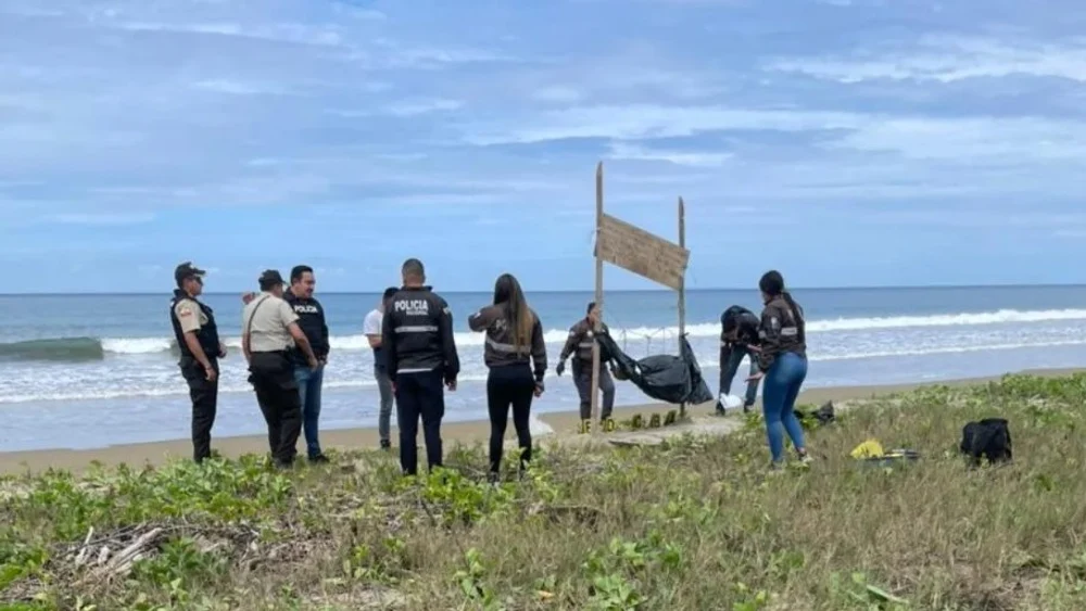 Înspăimântător. Cinci capete umane expuse agățate, însoțite de un mesaj de avertizare, descoperite pe o plajă din Ecuador