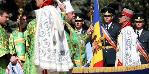 Drapelul a fost sfințit de Mitropolitul Moldovei Vladimir
