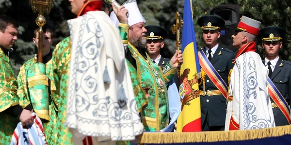 Drapelul a fost sfințit de Mitropolitul Moldovei Vladimir