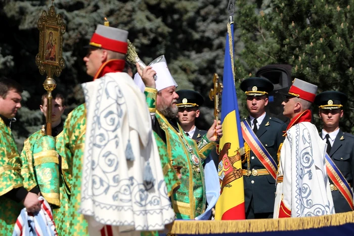 Drapelul a fost sfințit de Mitropolitul Moldovei Vladimir
