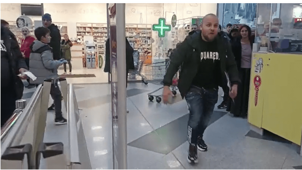 Agresat și amenințat cu un cuțit într-un hipermarket după ce a vrut să facă un bine