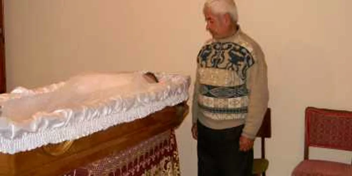 Tatăl militarului, lângă sicriu