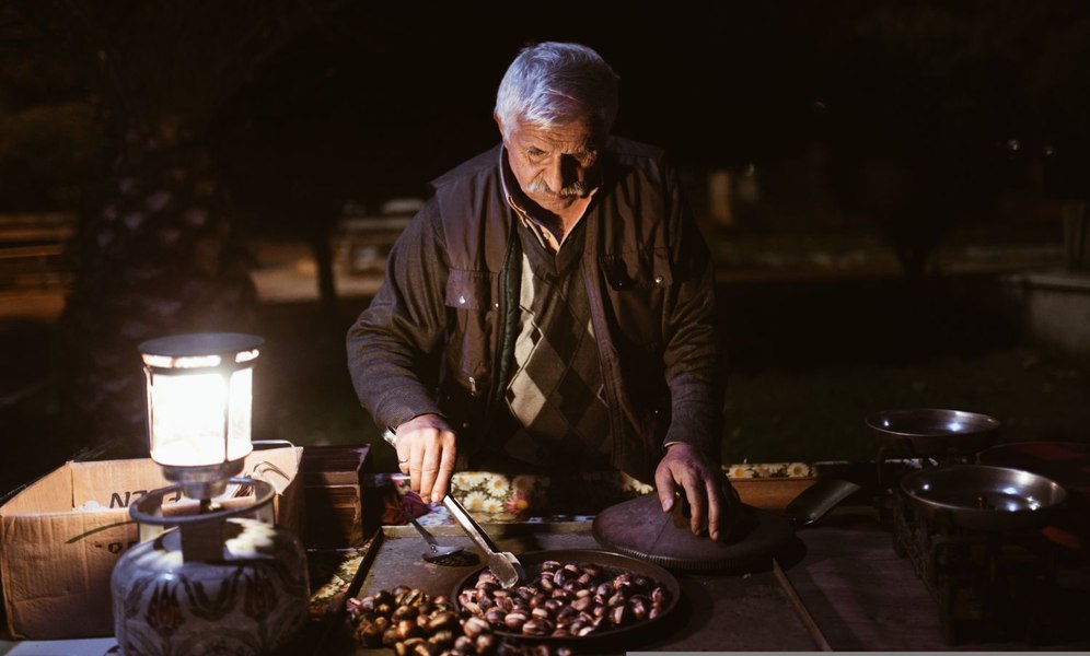 Povestea castanelor comestibile din România, delicatesele toamnei, găsite tot mai rar în piețe. Cum se făcea rachiu din ele