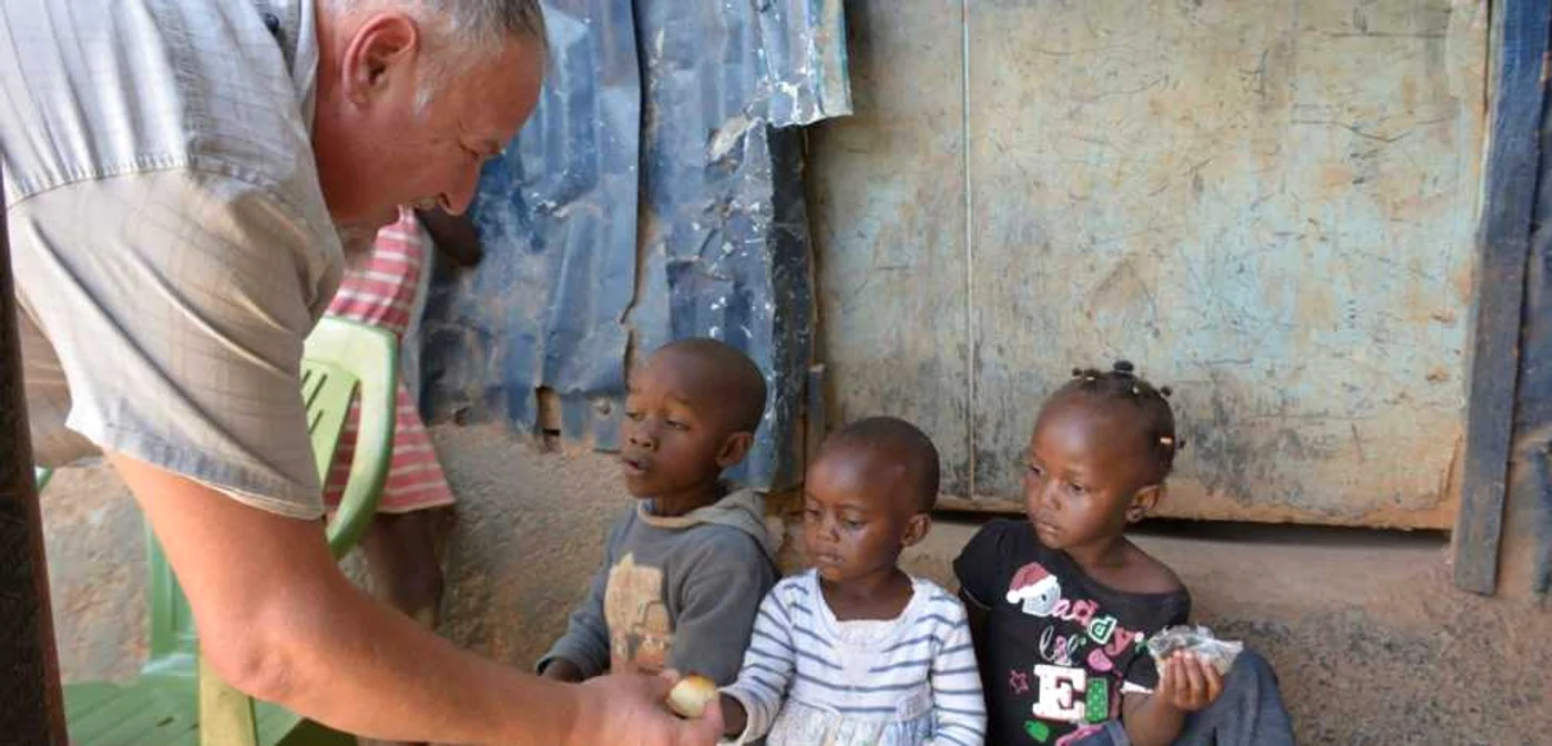 Radu Cleţiu în mahalaua Kibera din Kenya FOTO arhivă personală