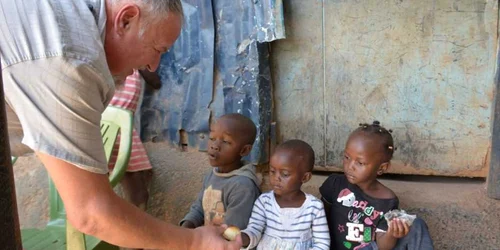 Radu Cleţiu în mahalaua Kibera din Kenya