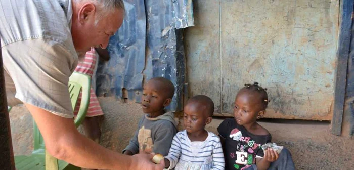 Radu Cleţiu în mahalaua Kibera din Kenya FOTO arhivă personală