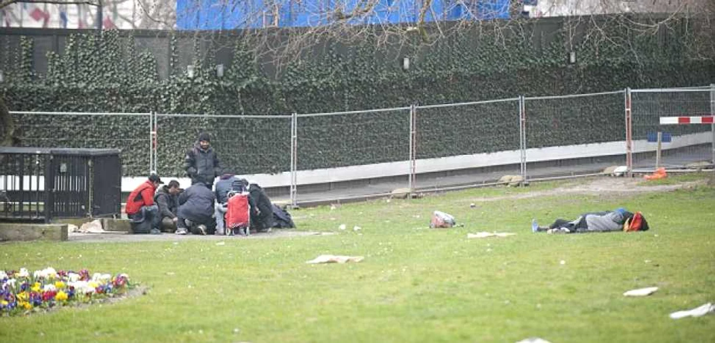 „Avem români la Cliftonville. Dar problema este că ei fac caz de sistemul nostru şi îşi râd de noi. Dacă te duci la Aldi, în Margate, te vei trezi printre puţinii care vorbesc engleză. Dar sunt doar nişte gunoaie“, a declarat Ted Bennett