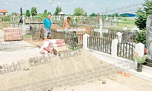 Muncitorii lucrau  ieri de zor la amenajarea  mormântului (Fotografii: Roberto Sălceanu) jpeg