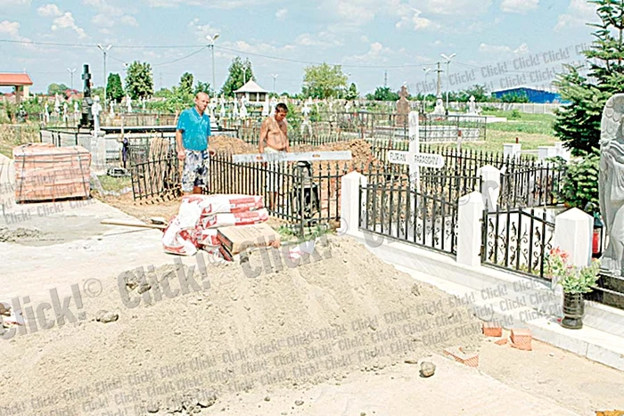 Muncitorii lucrau  ieri de zor la amenajarea  mormântului (Fotografii: Roberto Sălceanu)