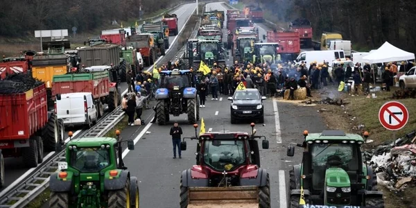 proteste fermieri francezi jpeg