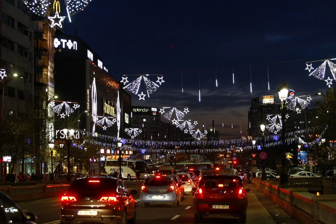 
    Luminițele au îmbrăcat orașul în haină de sărbătoare mai bine de o lună (foto: David Muntean)  