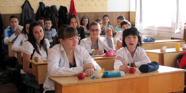 Merele s-au distribuit în această dimineaţă în şcolile vâlcene