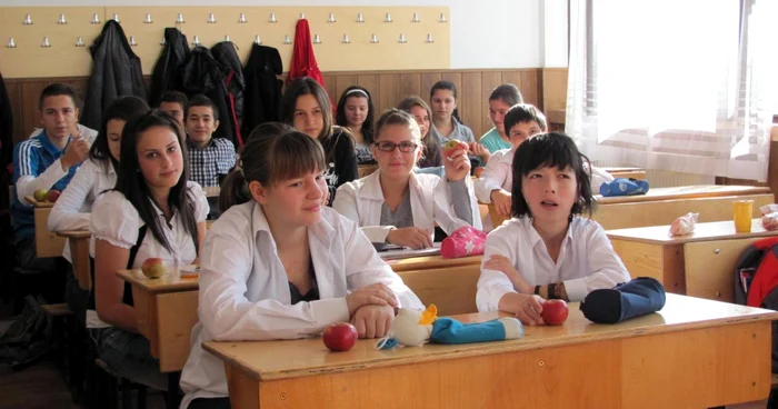 Merele s-au distribuit în această dimineaţă în şcolile vâlcene