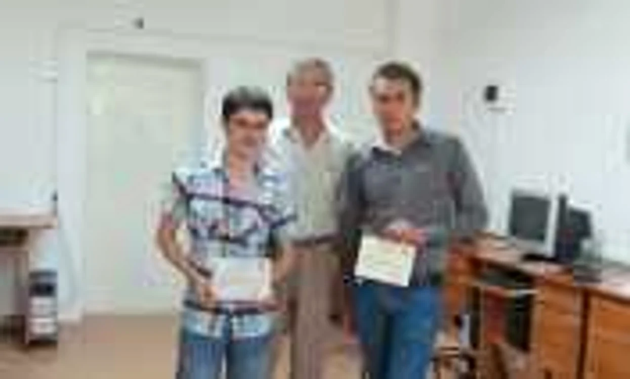 Ciprian Mitrea (stânga) şi Ionuţ Lungu (drepta), alături de profesorul Vasile Diaconu