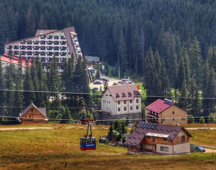 Zona Padina-Peştera atrage  tot mai mulţi turişti. Foto: Gabriel Prundaru