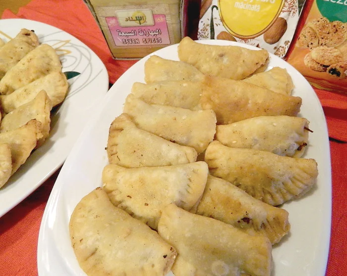 
    Minipateuri cu carne  