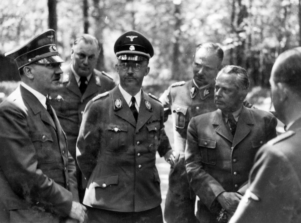 Adolf Hitler şi Heinrich Himmler în 1939. Șase ani mai târziu, Himmler va oferi Aliaţilor capitularea, dar aceasta va fi refuzată