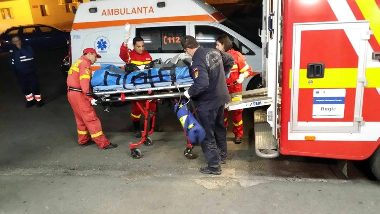 Victima căzută în bunkăr a fost scoasă și transportată la spital