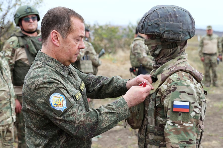 Dmitri Medvedev susține că a vizitat trupele ruse din estul Ucrainei. Rusia ar fi recrutat 325.000 de soldați în 2023