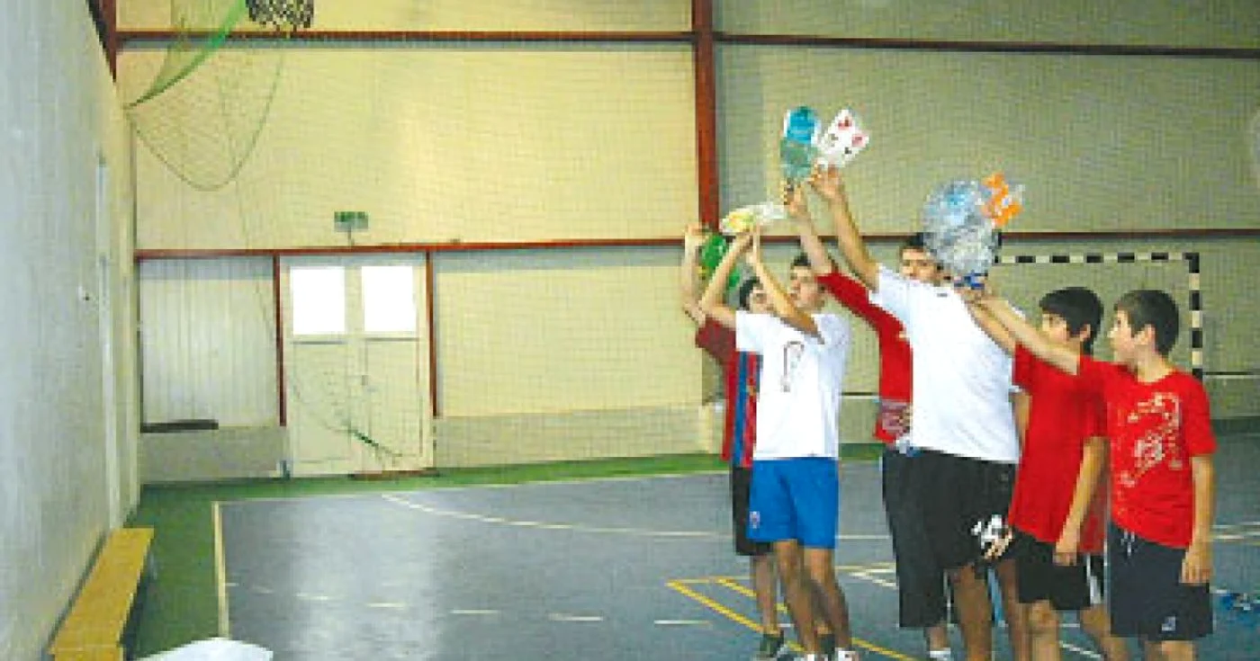 Concurs de aruncat PET-uri la coşul de baschet