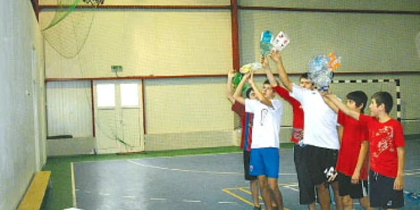 Concurs de aruncat PET-uri la coşul de baschet
