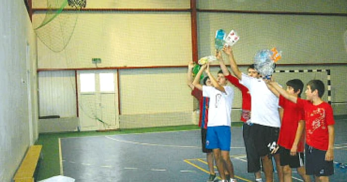 Concurs de aruncat PET-uri la coşul de baschet
